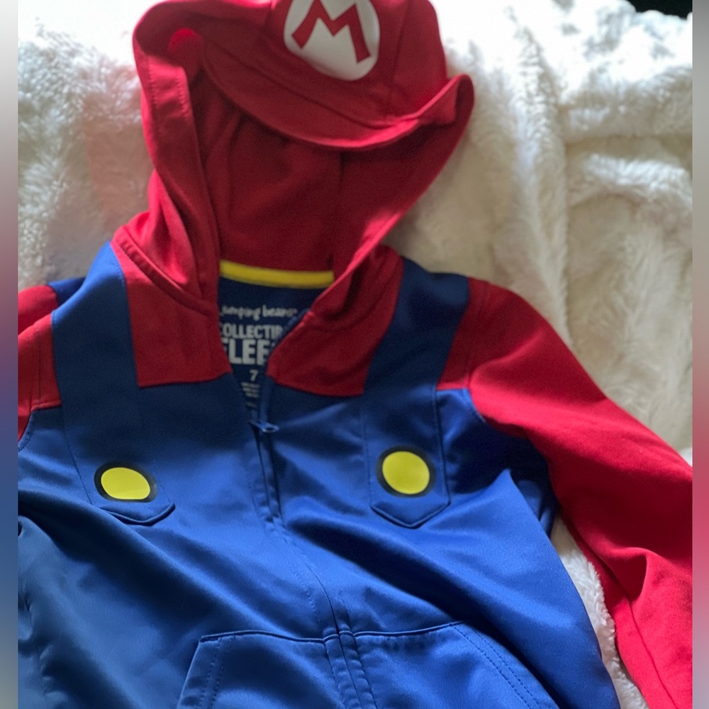 Mario fall hoodie. Size 7 kids